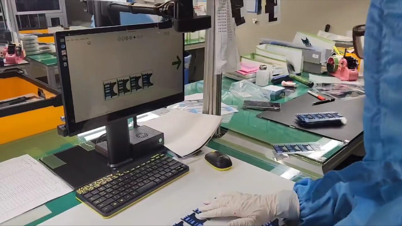 제조 라인에 적용된 HK AI Detector — 작업자 검사 모니터